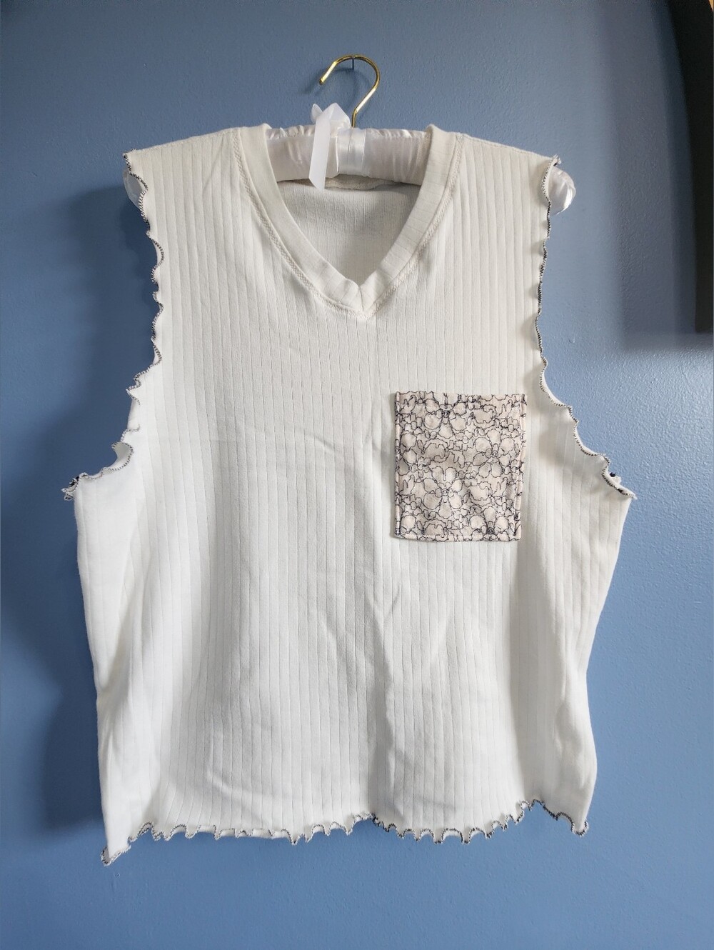Women’s White Ribbed Sleeveless Top with Lace Pocket